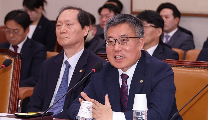 답변하는 김석우 법무부 장관 직무대행(사진=연합뉴스)