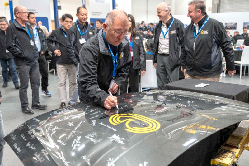 정의선 회장이 행사 참석자들과 함께 기념 사인을 하는 모습.(사진=현대자동차)