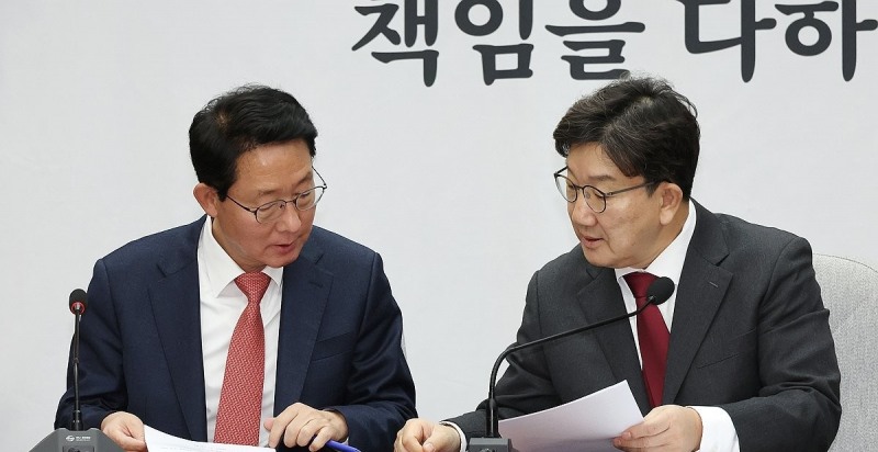 김상훈 정책위의장과 대화하는 권성동 원내대표(사진=연합뉴스)