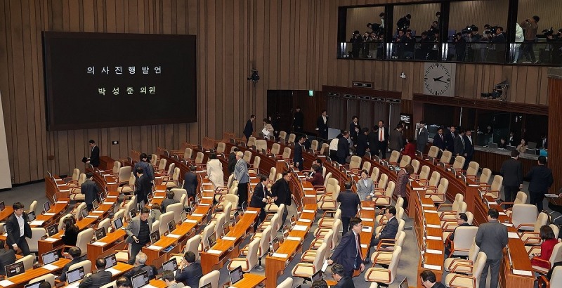 헌법재판관 임명 촉구 결의안 상정 앞두고 퇴장하는 국민의힘(사진=연합뉴스)