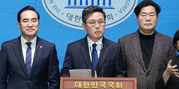 안도걸 (가운데) 국회의원 (사진=연합뉴스)