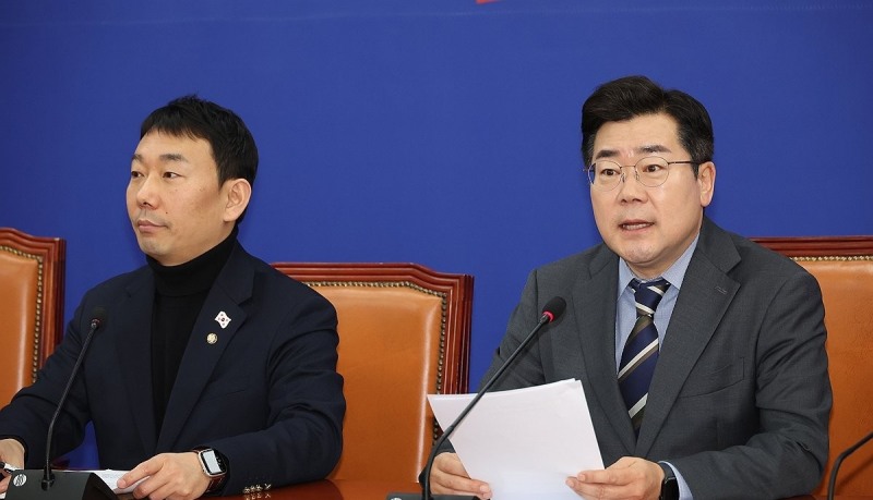 원내대책회의에서 발언하는 박찬대 원내대표(사진=연합뉴스)