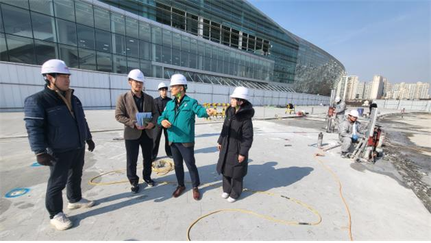 이성철 경륜경정총괄본부장(오른쪽 두 번째) 등 관계자들이 광명스피돔 공사 현장에서 안전 점검을 하고 있다.(사진=국민체육진흥공단)