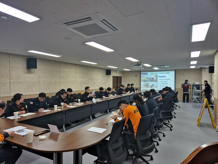 21일 서울주소방서 3층 중회의실에서 상반기 긴급구제통제단 도상훈련을 진행하고 있다. (사진제공=울산시)