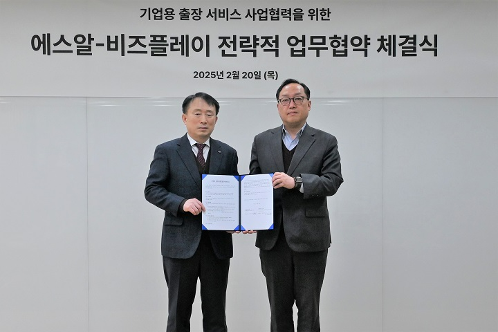 (왼쪽부터)·정연성 에스알 영업본부장, 한범선 비즈플레이 상무.(사진=SR)