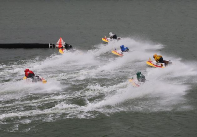미사리경정장에서 출전 선수들이 1턴 마크를 돌며 경합을 벌이고 있다. (사진=국민체육진흥공딘)