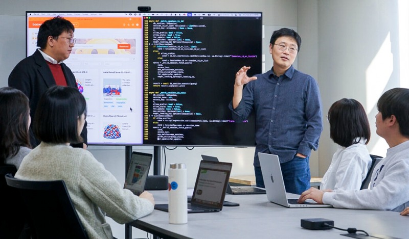 신정규 래블업 대표와 임직원이 MWC 2025 전시 참가 준비를 위해 회의를 하고 있는 모습. 사진=SK텔레콤