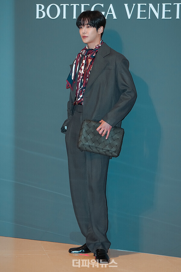 로운,'피에르위그개인전프리뷰'포토월행사