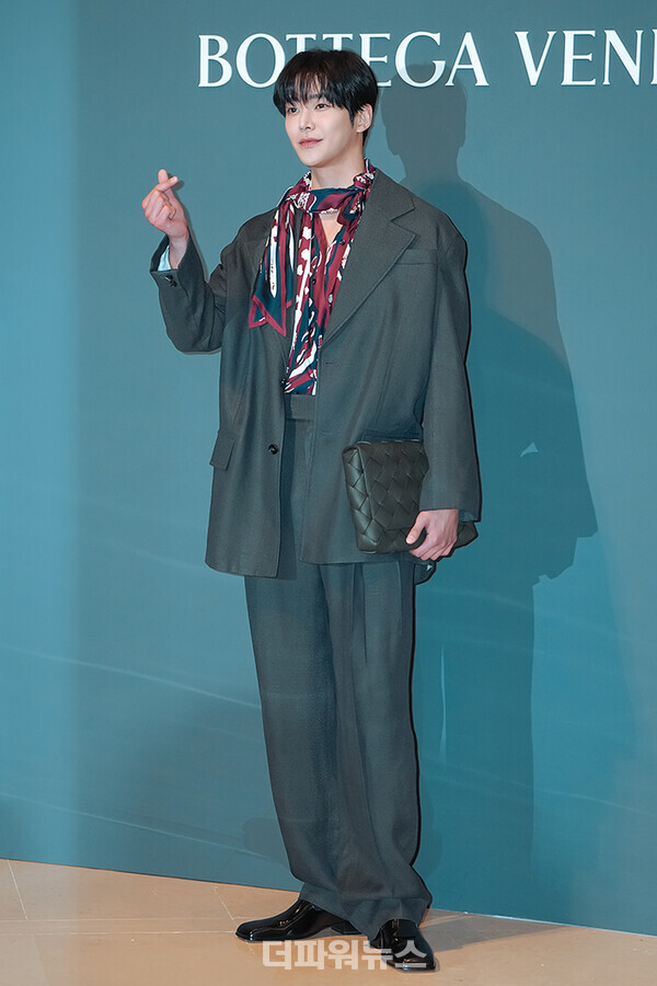 로운,'피에르위그개인전프리뷰'포토월행사