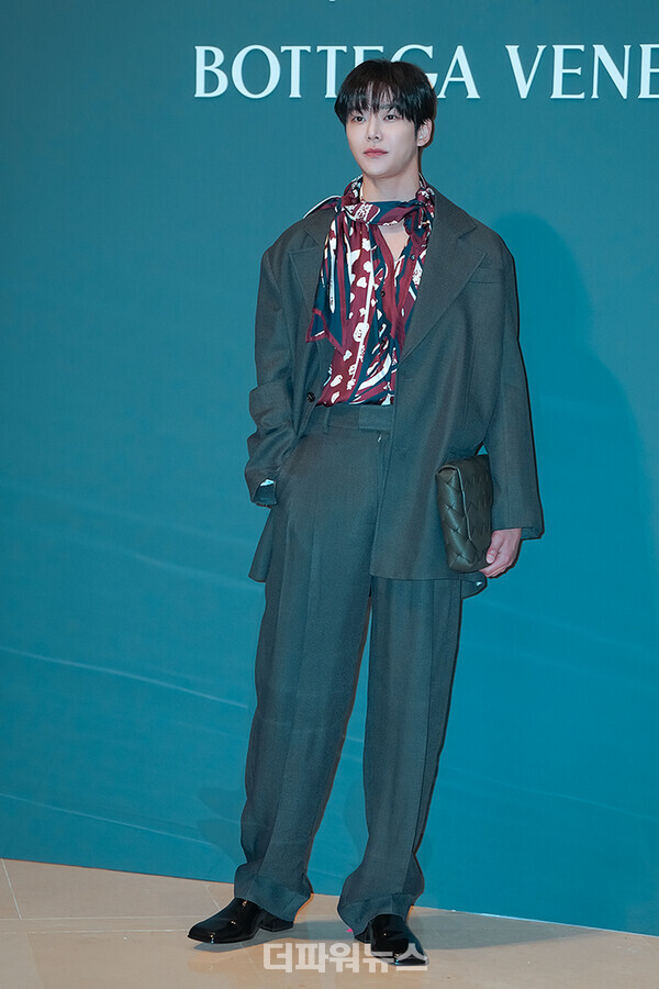 로운,'피에르위그개인전프리뷰'포토월행사