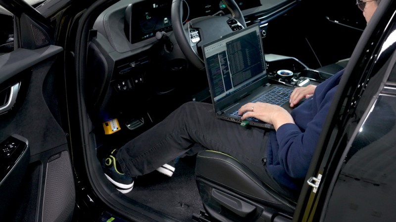 현대차와 삼성전자가 기술협력으로 개발한 5G 특화망 레드캡 기술을 적용한 완성차 무인 자율검사 장비인 ‘D Scan’을 테스트하고 있는 모습.(사진=현대자동차)