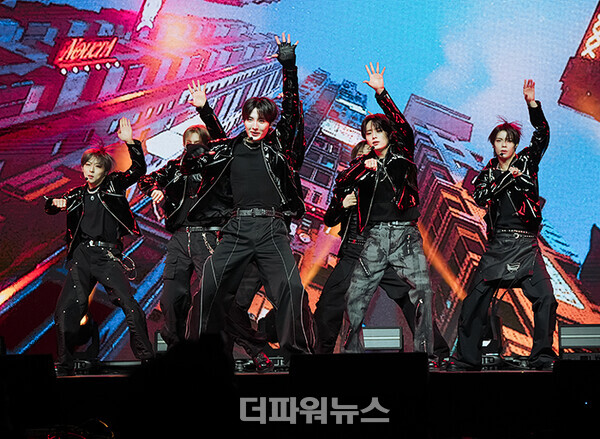 누에라(NouerA),첫미니앨범‘Chapter:NewisNow’를발매쇼케이스