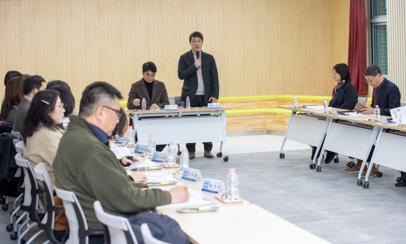 인천광역시의회 교육위원회(위원장 이용창)는 25일부터 26일까지 이틀 간 다음 달 1일 개교 예정인 인천검단나래유치원(서구 불로동), 인천은송중학교(연수구 송도동), 인천이음고등학교(서구 원당동) 등을 찾아 준비 상황 점검과 현장 목소리를 들었다.