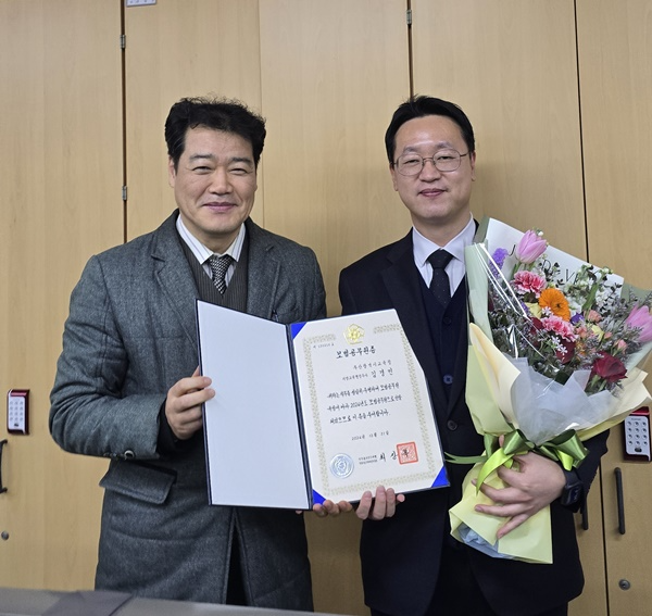 모범공무원증 전수 모습(사진 우측 김경민 주무관).(제공=부산교육청)