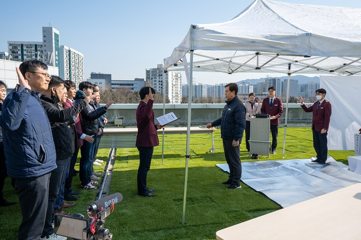 에스알은 27일(목) 서울 강남구 수서승무센터에서 경영진, 노동조합, 안전보건 관계자 등 50여명이 참석한 가운데 SRT 무사고 안전운행을 기원하는 행사를 열었다.(사진=SR)