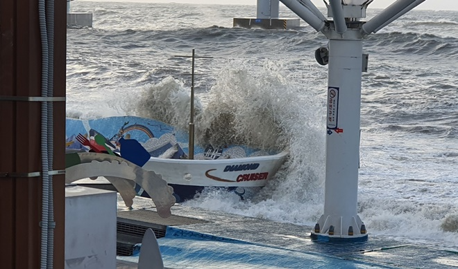 기상악화로 부산 연안에 파도가 높게 일고 있다.(제공=부산해경)