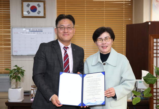 지난달 28일, 최우녕 경륜경주사업본부장(왼쪽)이 국민건강보험공단 광명지사장과 기념사진을 촬영하고 있다.(사진=국민체육진흥공단)