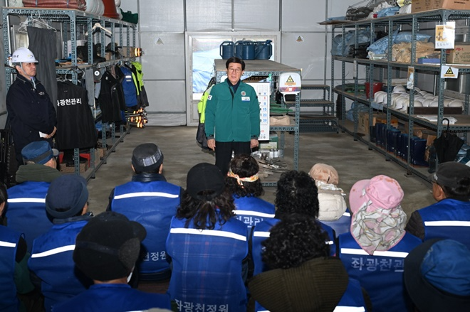 정종복 기장군수가 좌광천정원팀 사업장을 방문해 기간제 근로자를 대상으로 안전보건 교육을 진행하고 있다.(사진제공=부산 기장군)