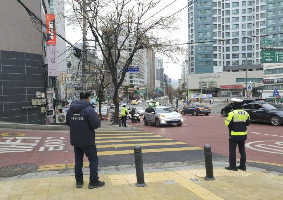 지난 4일 신당초 일대 불법주정차 시·구·경찰 합동 단속 실시