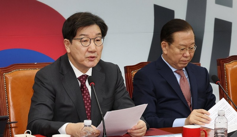 비대위 회의서 발언하는 권성동 원내대표(사진=연합뉴스)