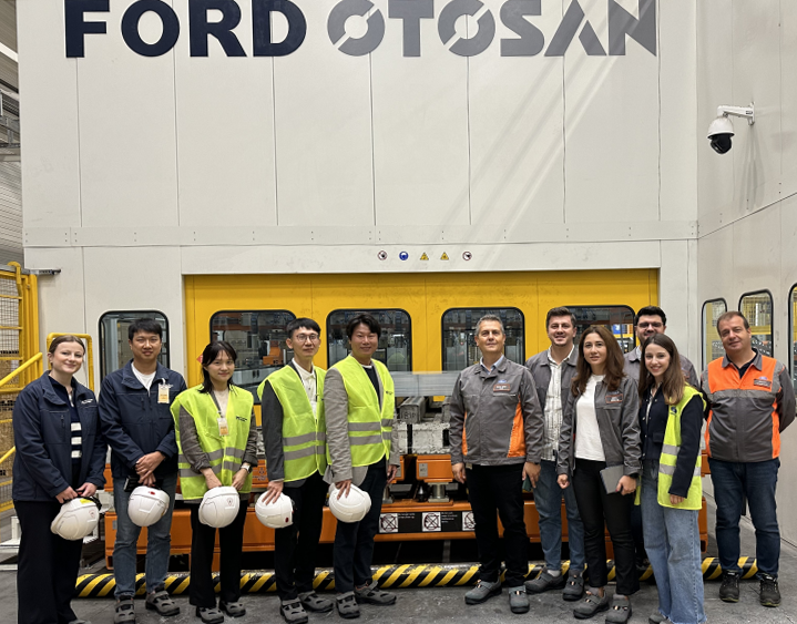 현대제철-포드 오토산 직원들이 프레스 테스트를 마친 후 기념 촬영하고 있는 모습.(사진=현대제철)