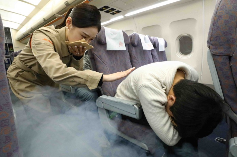 제주항공 객실승무원들이 3월 4일 객실훈련센터에서 기내 화재를 대비한 화재 진압 및 승객 안전 확보 훈련을 하고 있다.(사진=제주항공)