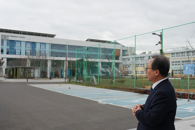소프트웨어 마이스터고를 방문한 김석준 예비후보.(사진제공=김석준 부산교육감 예비후보 캠프)