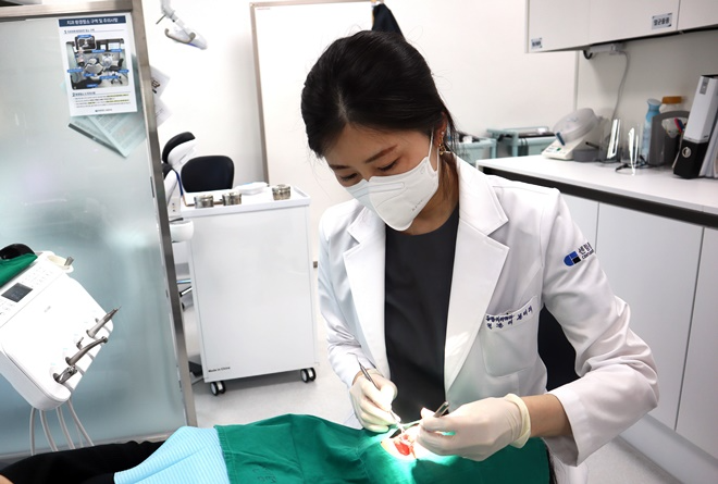 치과_문미리 과장의 진료모습.(제공=센텀종합병원)
