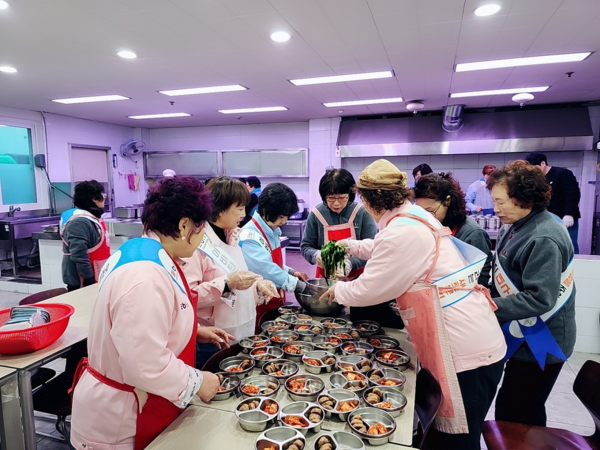 이비티에스 협동조합 대구서부지국, 봉사활동 사랑의 도시락 준비 도와