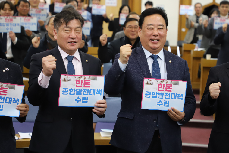 국회 농해수위 어기구 (오른쪽) 위원장 (사진=의원실)