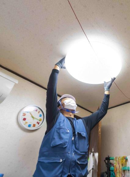 고효율 발광다이오드(LED) 조명으로 교체하는 모습