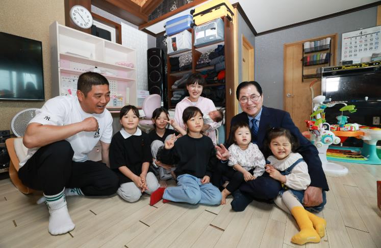 지난해 4월 여섯째 아이를 출생한 완도군 보길면에 거주하는 김찬성, 김희정 씨 부부