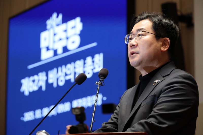 더불어민주당 박찬대 원내대표가 8일 서울 여의도 국회에서 열린 비상 의원총회에서 발언하고 있다. 사진=연합뉴스