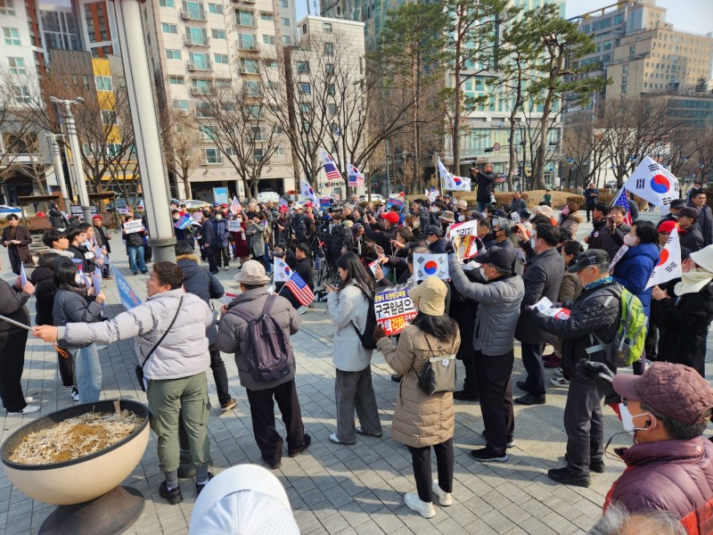 인천대학교와 인하대학교의 학생들이 인천시청 앞에서 ‘인천이 깨우는 시국선언’을 발표하고 있다.