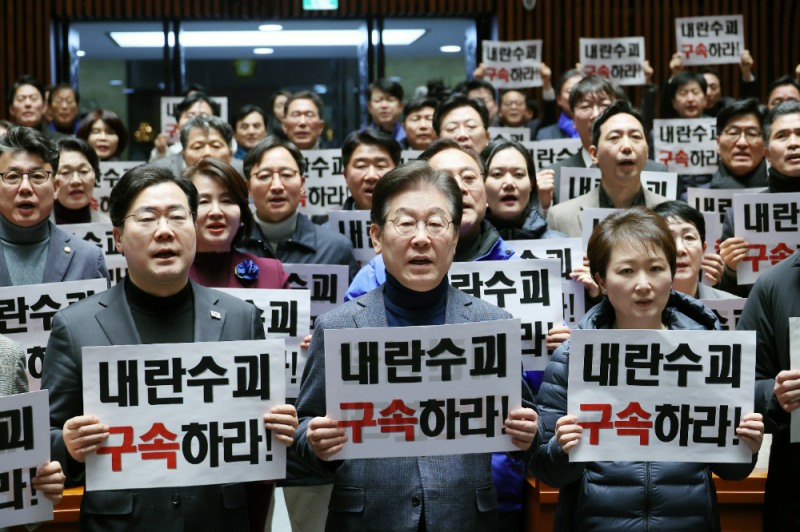 검찰 규탄 피켓팅하는 더불어민주당.(사진=연합뉴스)