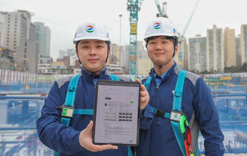 GS건설에서 개발한 AI기반 공사 매뉴얼 ‘자이북’을 현장에서 사용하고 있는 모습.(사진=GS건설)