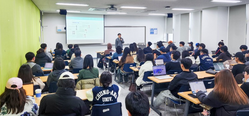 오경상 신보 정책금융 전문강사가 중앙대학교에서 금융인재 양성을 위한 정책금융 강의를 하고 있다. 사진=신용보증기금