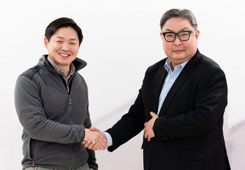 지난해 12월 삼일빌딩에서 양사 협력 방안을 이야기하는 자리에서 최성환 SK네트웍스 사업총괄 사장(왼쪽), 권오형 퀄컴 아태지역 총괄 사장 겸 본사 수석 부사장이 악수하고 있는 모습.(사진=SK네트웍스)