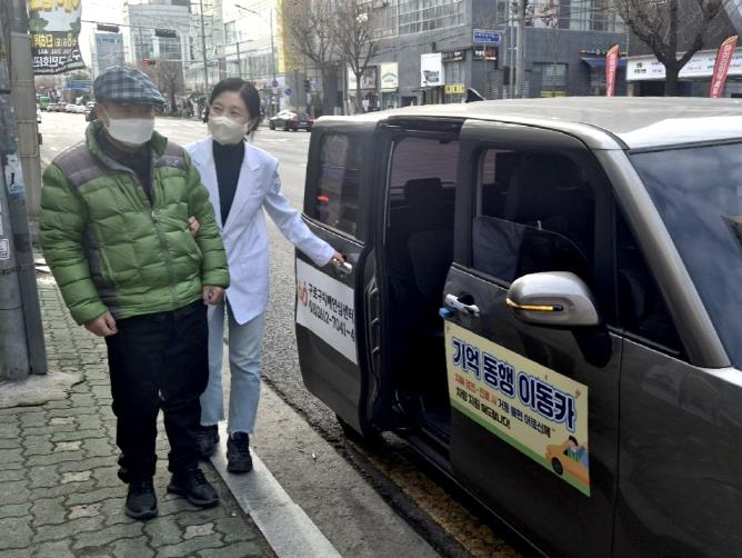 구로구 관계자가 ‘기억 동행 이동카’를 이용해 어르신과 이동하고 있다.