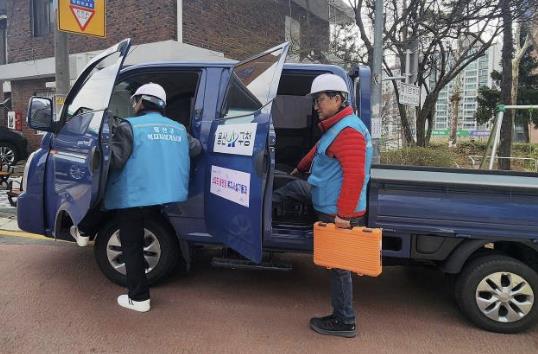 스피드 용반장 복지시설기동대 전담 인력이 민원현장에 출동하기 위해 차량에 타고 있다