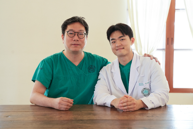 (왼쪽부터) 이대서울병원 중환자외과 김태윤 교수(자문단장), 양원준 간호사. 사진=이화의료원