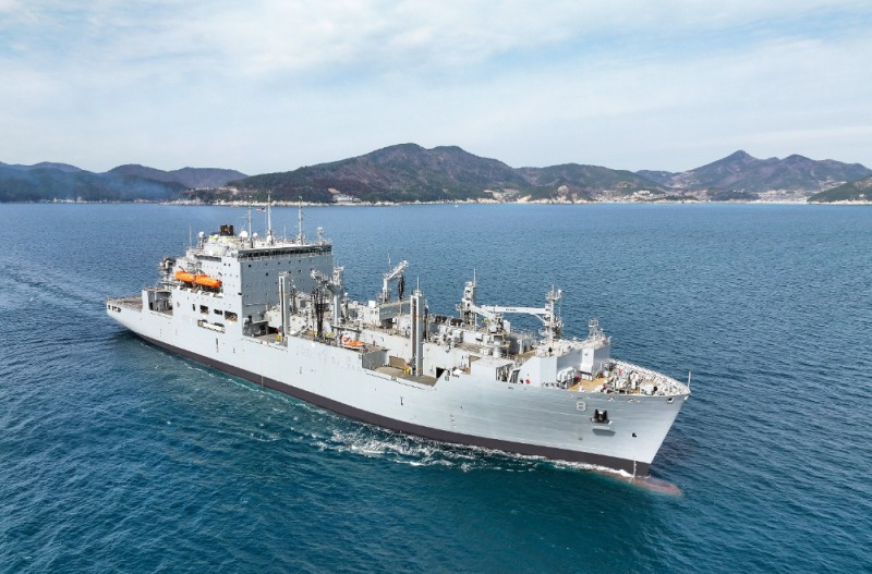 미국 해군 군수지원함인 ‘월리 쉬라’호가 함정 정비를 성공적으로 마치고 출항하고 있다.(사진=한화오션)