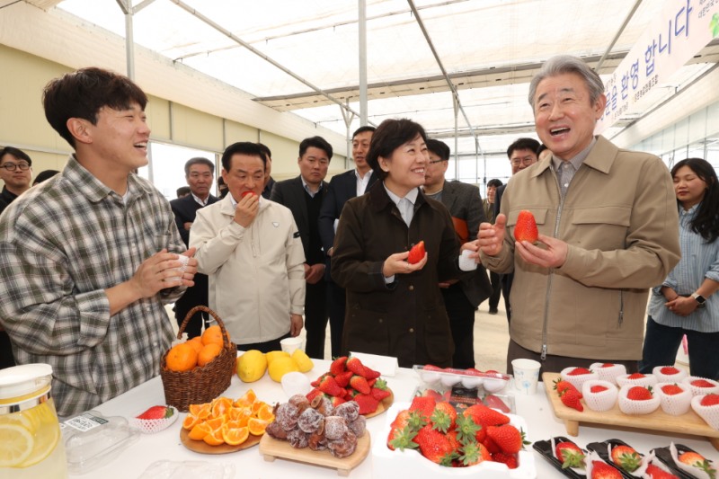 강호동 농협중앙회장(오른쪽 1번째)이 송미령 농림축산식품부 장관(2번째)과 함께 지난 12일 충남 논산시 소재 청년농업인의 스마트팜 농가에서 청년농의 스마트농업 정착에 관해 이야기하고 있다. 사진=농협중앙회