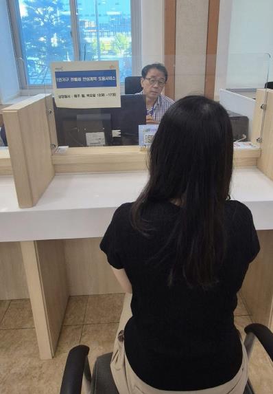 전월세 안심계약 도움서비스 상담창구에서 상담을 받고 있는 모습