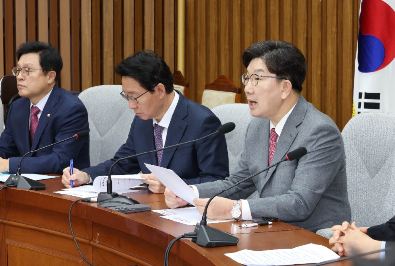 원내대책회의에서 발언하는 권성동 원내대표(사진=연합뉴스)