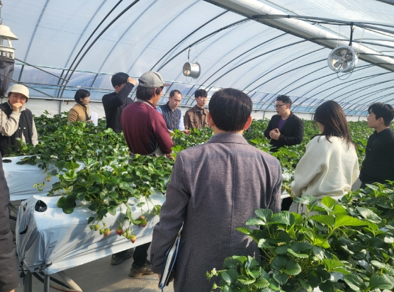 지난 13일 금산군농업기술센터에서 열린 꿀벌 소실 대응 화분매개기술 현장설명회