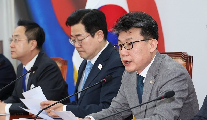 더불어민주당 원내대책회의에서 발언하는 진성준 정책위의장(사진=연합뉴스)