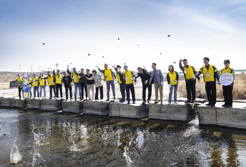 오비맥주, ‘세계 물의 날’ 기념 하천 정화 활동 진행