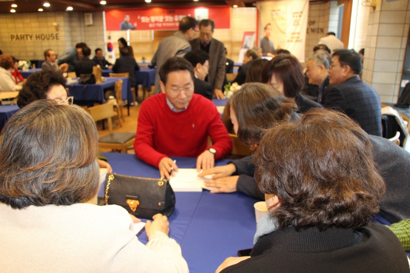 유정복 인천광역시장이 정치 해법풀이 ‘대한민국 대통합, 찢는 정치꾼 잇는 유정복’ 출판 기념회에서 시민들과 환담을 나누고 있다.