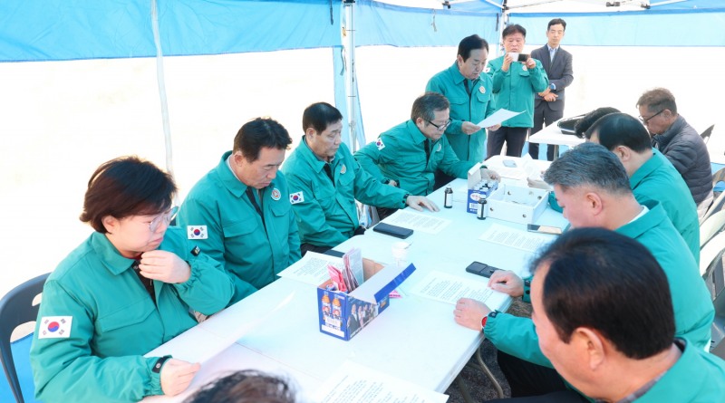 경기도의회 의원들이 공군 전투기 오폭 사고가 발생한 포천시 이동면 노곡리 현장을 방문해 피해 주민을 격려하고 일상 회복에 최선을 다할 것을 다짐하고 있다.